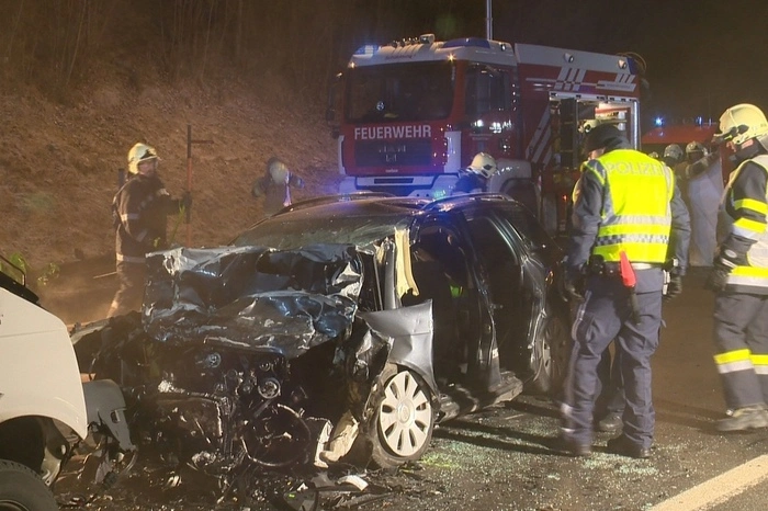 Sein Beifahrer und der Taxi-Lenker wurden an der Unfallstelle medizinisch versorgt. Danach wurden sie mit schweren Verletzungen ins Krankenhaus nach Schladming eingeliefert.