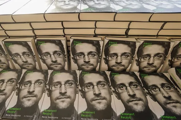EDWARD SNOWDEN - Der US-Whistleblower bekam den Preis 2014, "weil er mit Mut und Kompetenz das beispiellose Ausmaß staatlicher Überwachung enthüllt hat, die grundlegende demokratische Prozesse und verfassungsmäßige Rechte verletzt" - so die Begründung. Bei der schwedischen Regierung löste das große Aufregung aus. Abholen konnte Snowden, der seit 2013 in Russland im Exil lebt, die Auszeichnung nicht, weil die USA nach ihm fahnden. Bei der diesjährigen Preisverleihung Anfang Dezember in Stockholm soll er aus Moskau zugeschaltet werden.