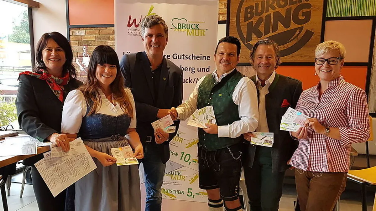 Vertreter des Kapfenberger Tourismusverbands um Harald Frager (3. v. l.) mit ihren Kollegen aus Bruck (Archivbild)