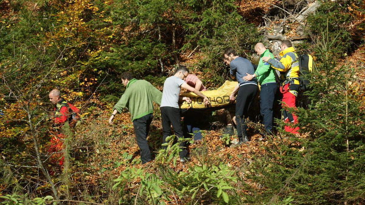 Ein vorbeikommende Gruppe von Wanderern half dem C 12-Team die verletzte Frau zu bergen