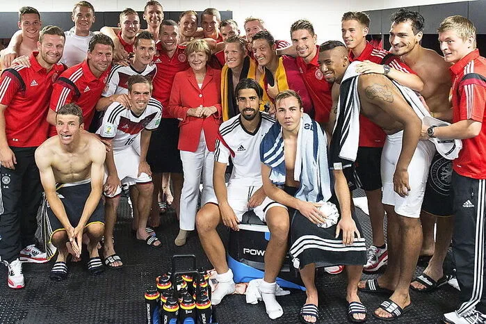 ... erlebte die leidenschaftliche Unterstützerin der DFB-Elf einige. Das Highlight markiert zweifellos der Gewinn der Weltmeisterschaft 2014 in Brasilien. Auch hier ist Merkel unter den ersten Gratulanten und stattete dem Team sogar einen Besuch in der Kabine ab.