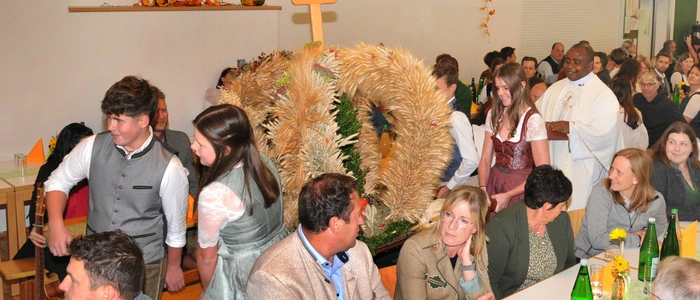 Der Einzug der Erntekrone: Damit wurde das Erntedankfest eröffnet