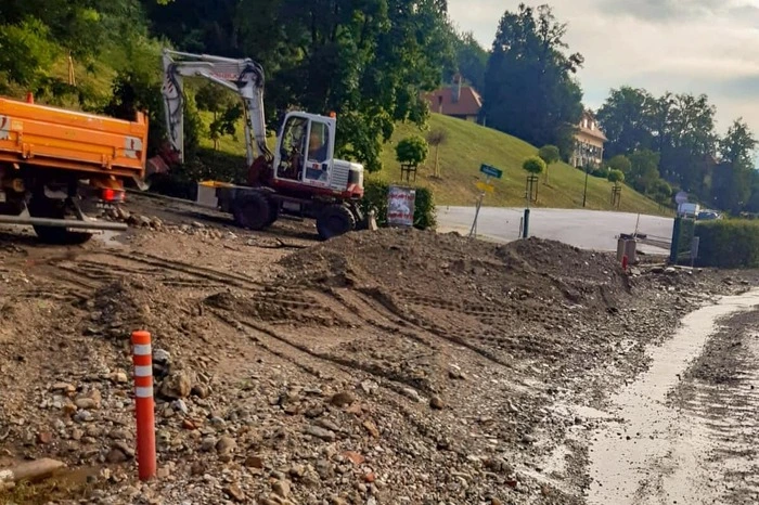 Die Straßenmeisterei Graz-Nord stand im Einsatz, um die mit Hagel, Schlamm und Geröll verlegten Straßen wieder befahrbar zu machen. Die Aufräumarbeiten durch den STED sind in den Unwettergebieten am Samstag noch voll im Gange.