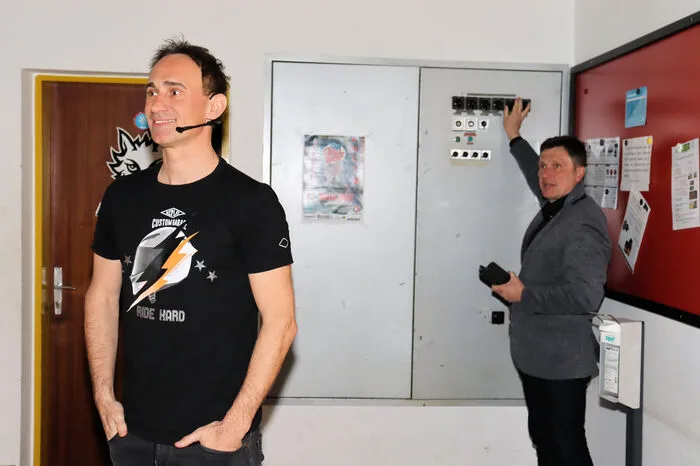 Lachgarantie gab es während der Live-Show auch bei den spontanen Anrufen aus der Sporthalle und den unterschiedlichen Reaktionen der Opfer.
