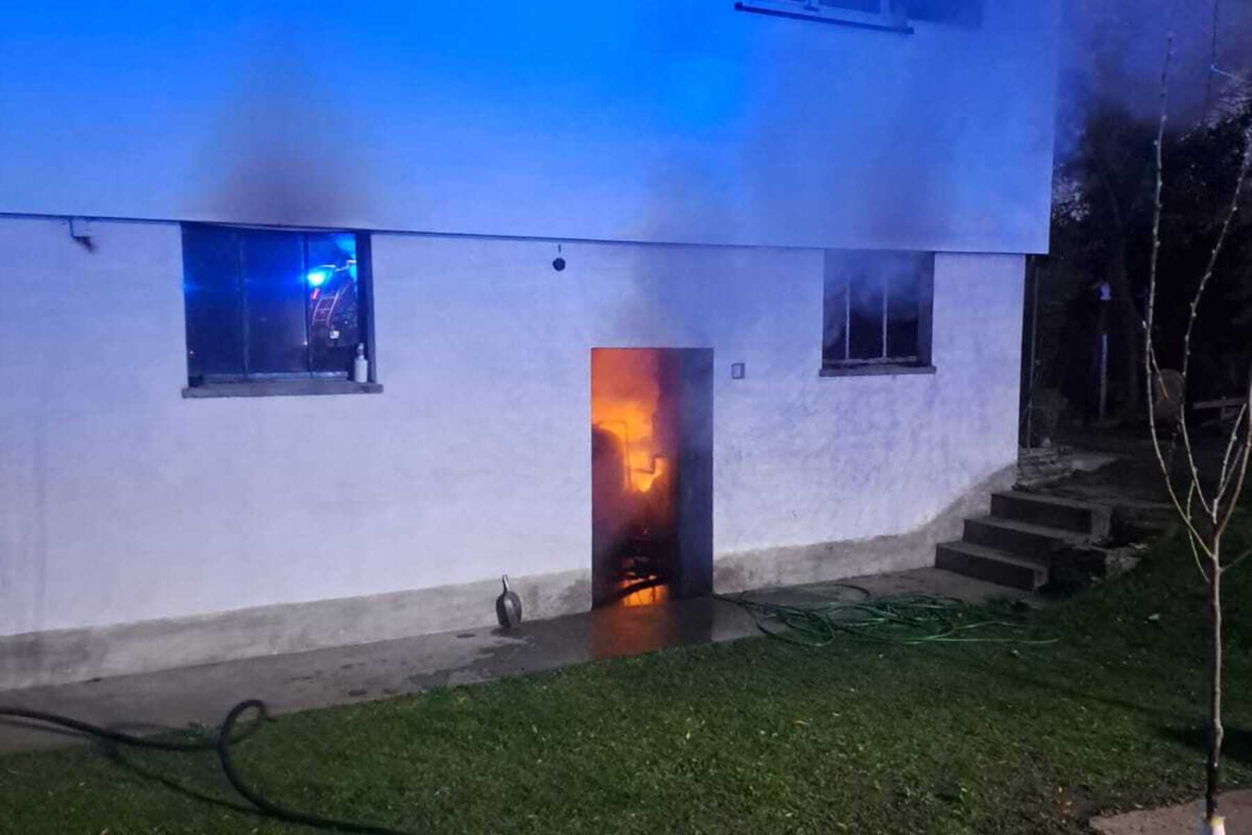 Heizungsraum in Flammen: Löschversuche mit Gartenschlauch erfolglos