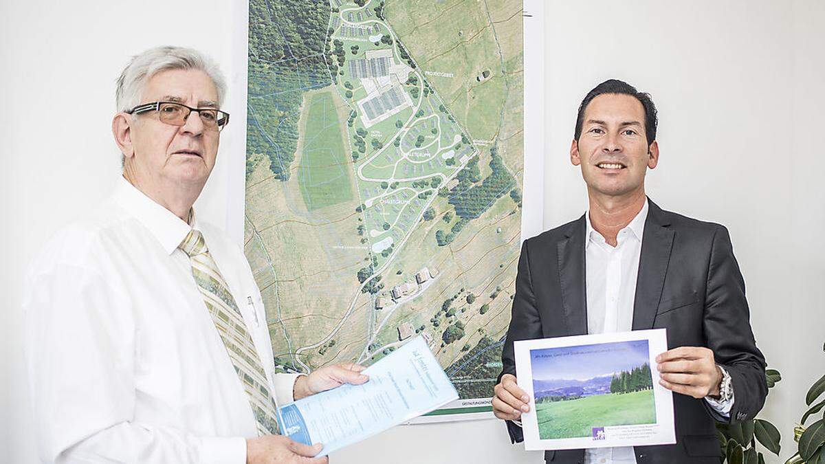 Matthias Supersberger mit dem Projektplan und Sohn Thomas Supersberger (rechts)