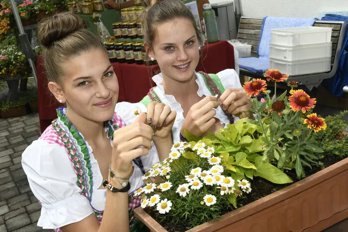 Amelie Brandner mit ihrer Freundin Vanessa Zauchner versuchten sich an den Margerithen: Liebt mich, liebt mich nicht....