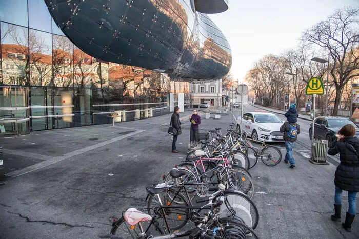 Der Vorplatz zum Kunsthaus ist praktisch völlig ungenutzt. Das wird sich dank der Hilfe urbaner Landschaftsgärtner ändern.