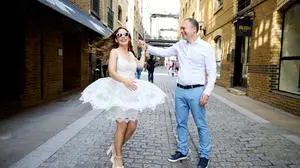 In der Tower Bridge in London wurde geheiratet: Alexander Haissl mit seiner Frau Nicole Langlois