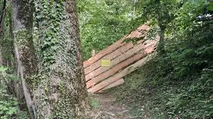 Ein durch einen Holzzaun abgesperrter Wanderweg