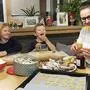 Eva-Maria Linscheid und ihren Kindern Johanna und David macht Kekse backen großen Spaß