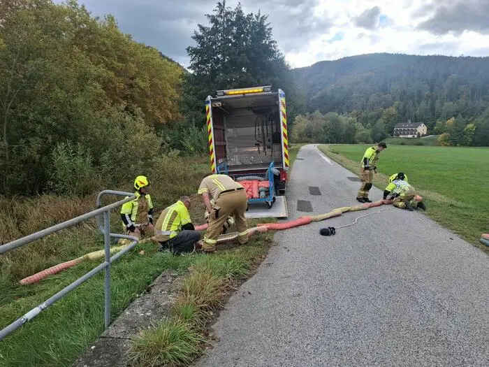 Mehrere Stunden lang standen insgesamt 32 Feuerwehrmitglieder und zehn Fahrzeuge im Einsatz
