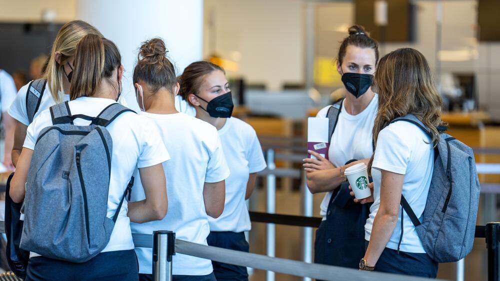 Österreichs Nationalteamspielerinnen am Flughafen Wien