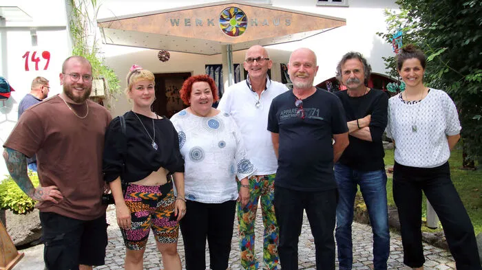 Renate Prehal präsentiert mundgeblasene Unikate und Schmuck, Fritz Prehal optisches Glas in Schliff- und Schmelztechnik, gemeinsam geschaffene Wohn- und Gartenobjekte sowie Skulpturen ergänzen die Ausstellung.