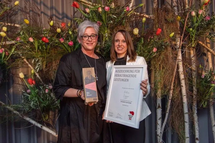 Petra Egger erhielt den Preis von Heidelinde Zinser, ShoppingCity Seiersberg