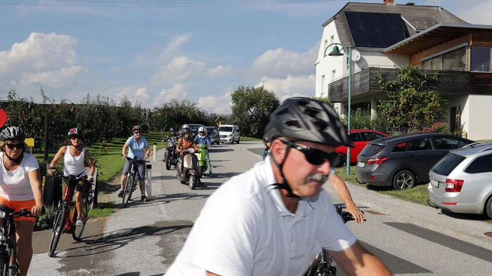 Zu Fuß, mit dem E-Bike, dem Fahrrad, dem Motorroller oder mit dem Auto, viele Besucher kamen zur Erlebnisfahrt auf der Apfelstraße.