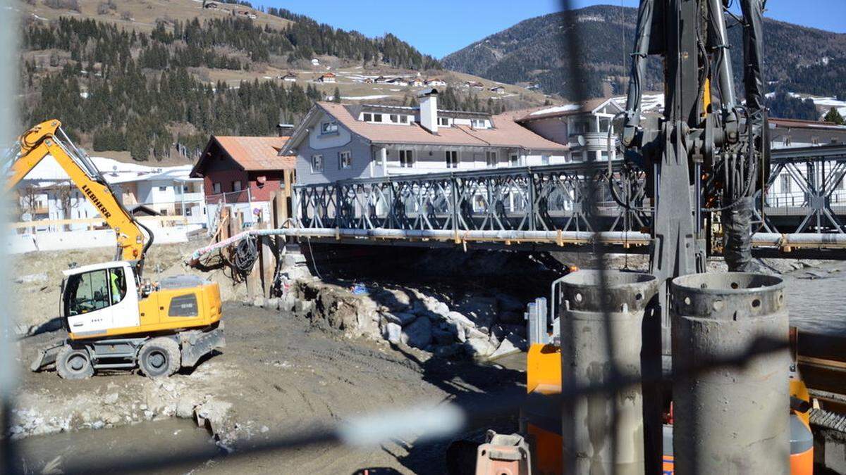 Mitte Jänner wurde mit dem Bau der neuen Bahnhofsbrücke im Ortszentrum von Sillian begonnen