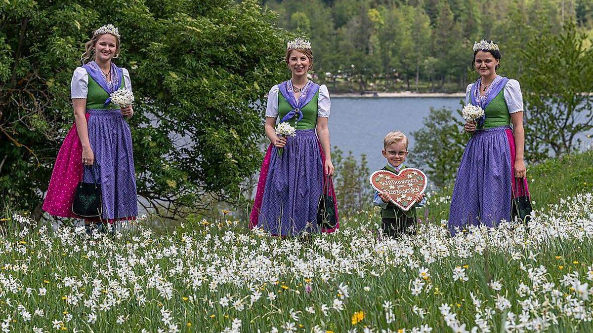 Fotoshooting auch ohne Fest: Narzissenkönigin Sabrina Kranabitl (Mitte) mit Romana Moser und Veronika Giselbrecht