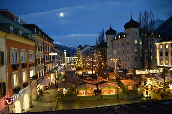 Unter dem Motto „Einmal wieder Kind sein“ verwandelt sich der Lienzer Hauptplatz im Advent zum Christkindlmarkt. 