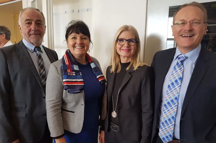 Kages-Regionalausschussvorsitzender Herbert Kaplans begrüßte Dutzende Ehrengäste, darunter die zweite Landtagspräsidentin Manuela Khom, die Abgeordneten Gabriele Kolar und Hermann Hartleb, Bundesrat Gottfried Sperl, Muraus Bezirkshauptmann Florian Waldner und die regionalen Spitzen von Rotes Kreuz, Feuerwehr und Polizei.