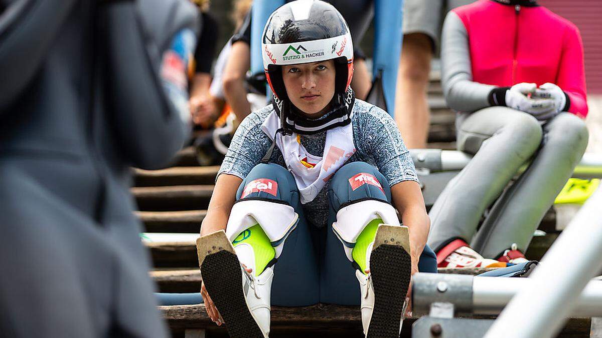 Lisa Hirner bereitet sich in der Villacher Alpenarena sehr konzentriert auf ihre Sprünge vor