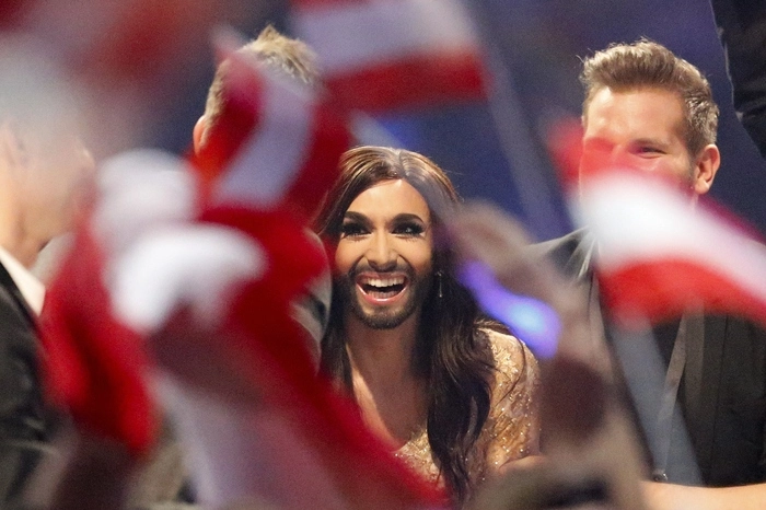 Die bärtige Drag-Queen hatte sich bereits in den Tagen vor der Show zur Topfavoritin gemausert. Wurst konnte alleine 13 Mal die Höchstpunktzahl von 12 Punkten für sich verbuchen. Der 60. Eurovision Song Contest wird damit im kommenden Jahr in Österreich ausgetragen.