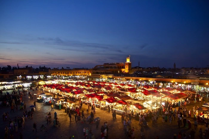 Orientalische Tage in Marokko – Marrakesch:Orientalisch geht es auch in Marokko zu. Die Trendstadt Marrakesch lässt sich mittlerweile von vielen deutschen Flughäfen aus in nur wenigen Flugstunden erreichen. Mit den verwinkelten Gassen der Medina, den exotischen Düften und dem quirligen Treiben auf dem Hauptplatz Jemaa-El-Fna finden sich Besucher dennoch in einer völlig anderen Kultur wieder. Die großen Hotels bieten Gästen oftmals spezielle Angebote für das Dinner an Heilig Abend. Wer das lieber vermeidet, ist in den landestypischen Riads innerhalb der Altstadt am besten aufgehoben.