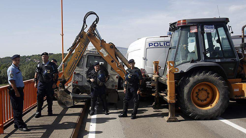 Kein Durchkommen: Sperre an der serbisch-kroatischen Grenze