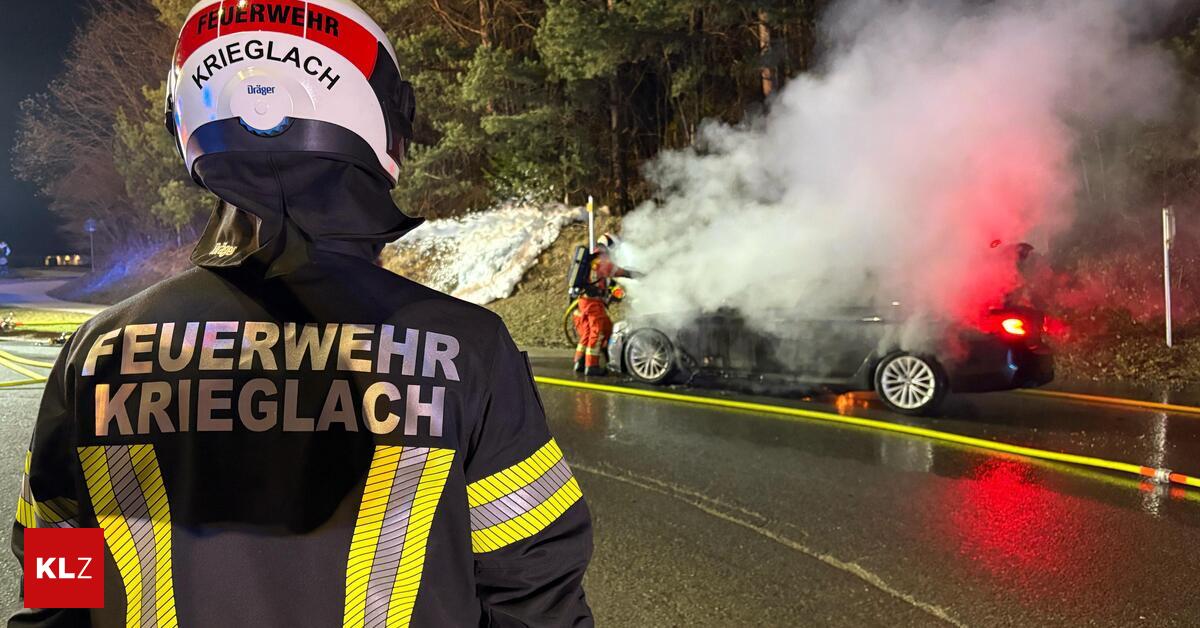 At the expressway exit: Car caught fire in the roundabout