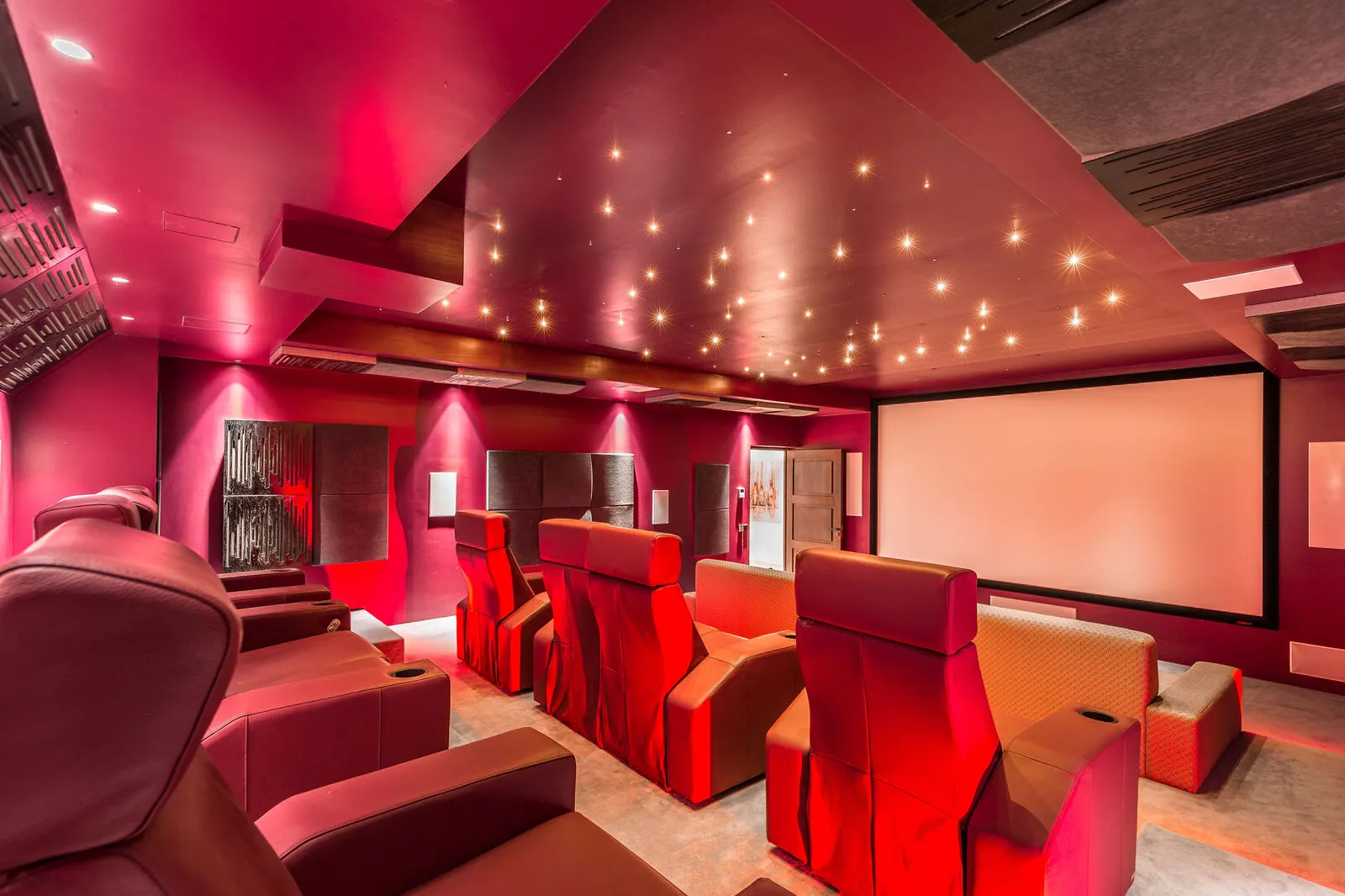 Edel: Der Kinoraum in einem Anwesen in Mallorca