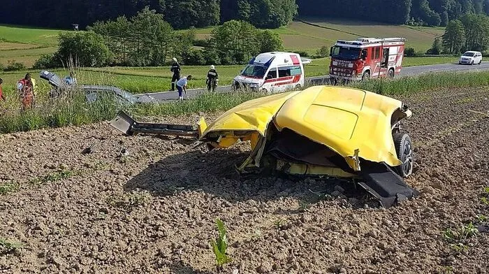 Ein Pkw wurde regelrecht auseinandergerissen
