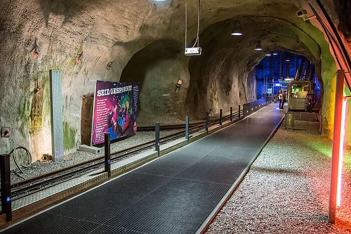 Der Klassiker in der Hitze: Heiße acht Grad warten im Inneren des Schloßberges. Viel kühler bekommt man es nirgendwo.