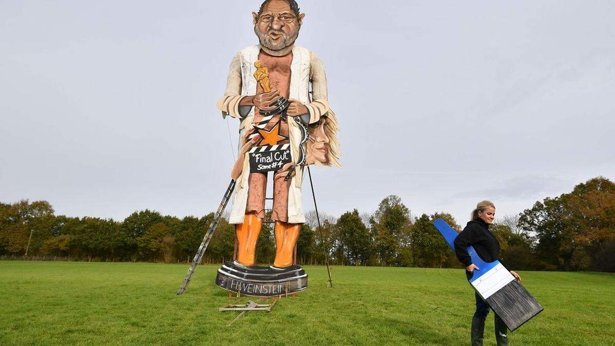 Die Skulptur steht bereit für das große Feuer am Samstag.