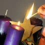 Am Adventkranz wird die erste Kerze entzündet, die dritte ist laut christlicher Tradition rosarot - und lädt dazu ein, sich zu freuen