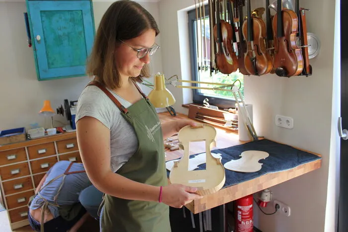 Dort bauen und restaurieren bzw. servicieren sie Geigen, Cellos, Bratschen und auch Kontrabässe.