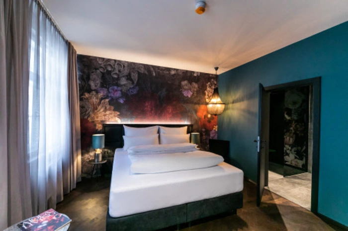 Eines der individuell eingerichteten Zimmer.