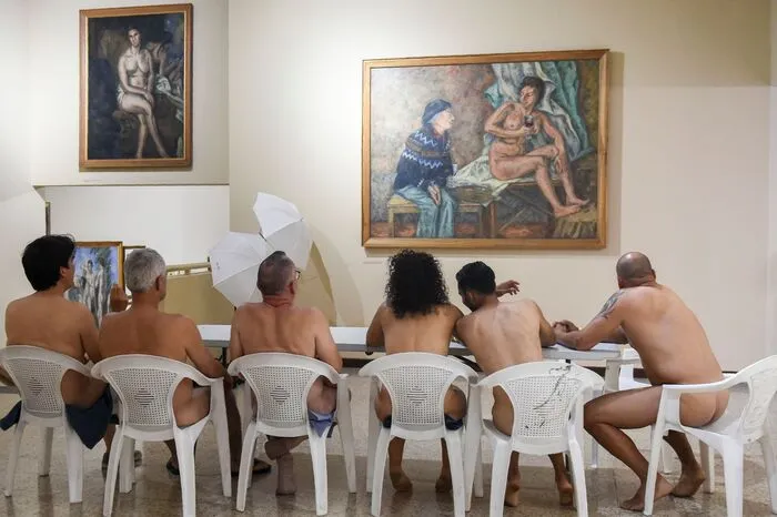 ... Ausstellung mit 120 Nacktbildern von Pedro Nel Gomez, durften die Besucher im Adamskostüm durch die Ausstellung gehen.