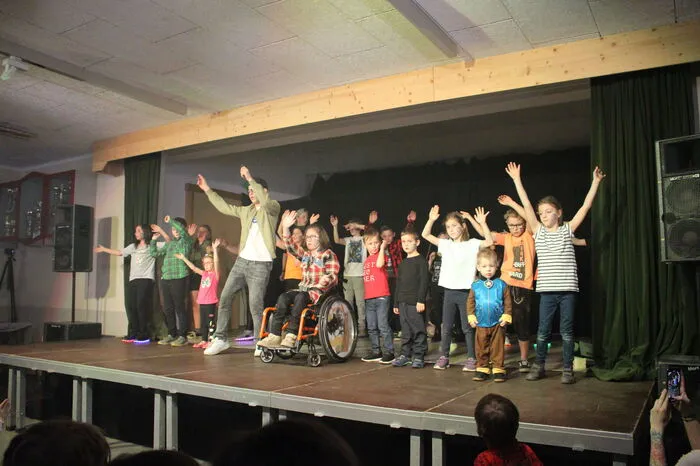 24 Kinder waren Teil der Show - eine Altersbeschränkung gibt es nicht. Geprobt wurden die zwölf Nummern sechsmal, bevor sie endlich bühnenreif waren.
