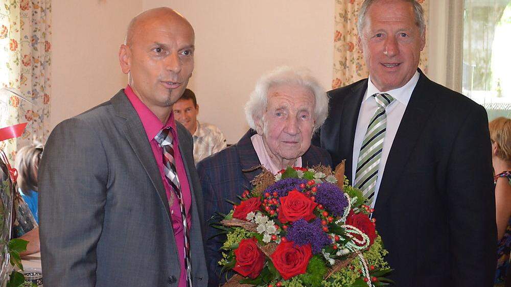 Feier zum 100. Geburtstag. Am Foto von links: Heribert Kulmesch (heute Bürgermeister), Maria Olip und Engelbert Wassner (damals Bürgermeister)