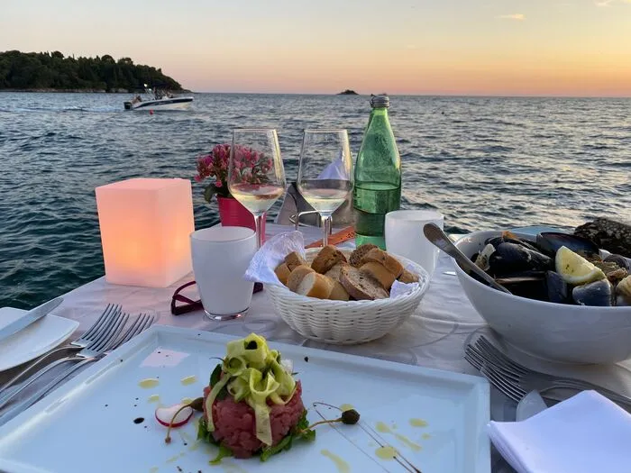 Frischer Fisch und Meeresfrüchte, direkt mit Meerblick genossen: Das ist Urlaub!