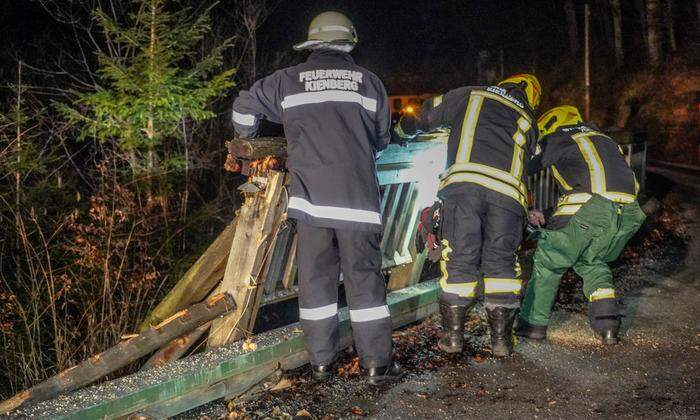 Feuerwehr und Straßenmeisterei demontierten das Geländer teilweise 