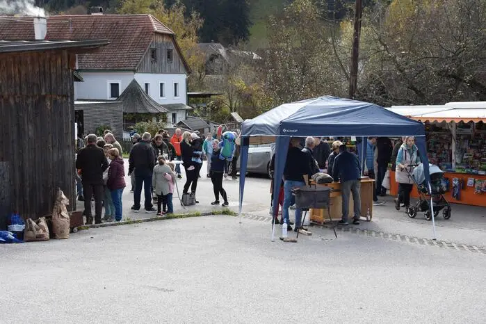 Bei Maroni und Bier standen die Stanzer gemeinsam um einige Tische und unterhielten sich gut