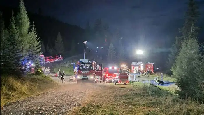 Die Feuerwehren kämpften gegen die Waldbrände