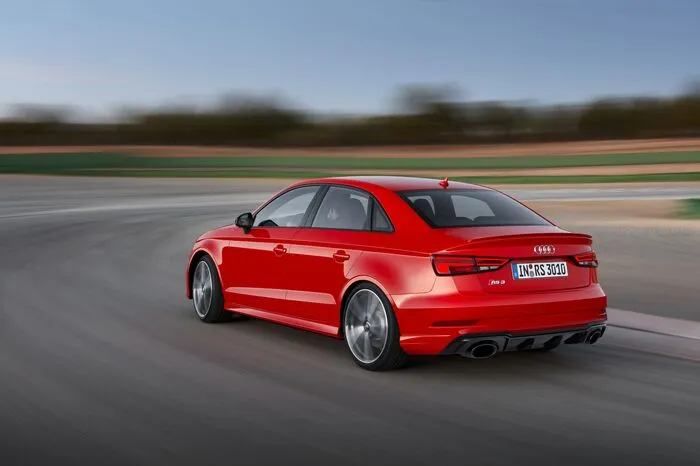 Die vorderen Bremsscheiben haben 370 Millimeter Durchmesser und Achtkolben-Sättel mit großflächigen Belägen sorgen für optimale Verzögerung. Alternativ liefert Audi vorn Scheiben aus Kohlefaser-Keramik. An der Hinterachse arbeiten Bremsscheiben mit 310 Millimeter Durchmesser und Faustsättel. Serienmäßig ist die RS 3 Limousine mit 19-Zoll-Rädern und Reifen der Dimension 235/35 ausgestattet. Auf Wunsch sind vorn 255/30er Reifen montiert.