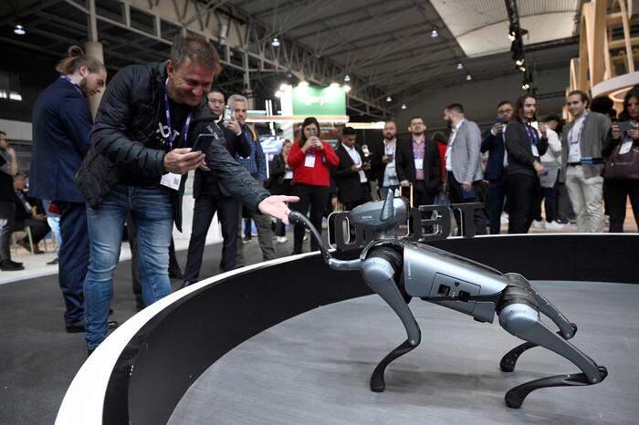 Tecno hat mit dem „Dynamic 1“ einen Roboterhund mit in Barcelona