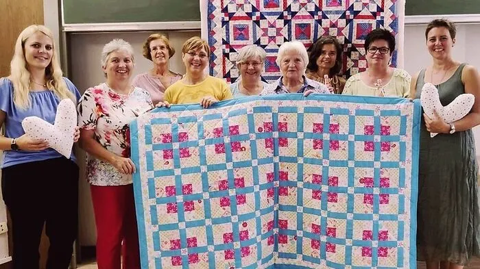 Die Mitarbeiterinnen des Brustzentrums Kärnten gemeinsam mit dem "Textilkunstverein-Patchwork-Friesach“