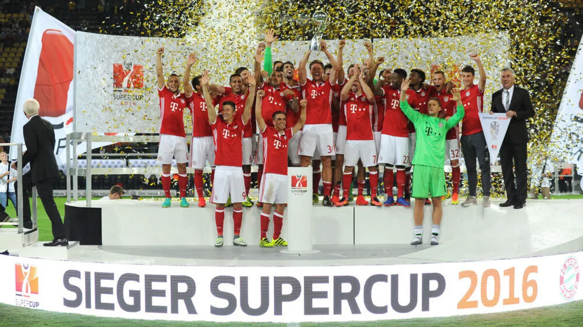 Geburtstagskind Nicolas Feldhahn (30) durfte den Pokal stämmen