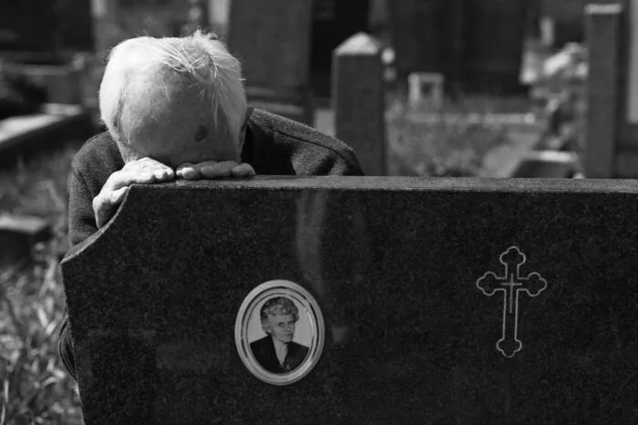 Dragomir Vukovic, USA:Auf dem Dobanovci-Friedhof in Serbien trauert Radovan, der Großvater des Fotografen, am Grab seiner Frau Zorka. Sie waren 55 Jahre lang ein Paar.