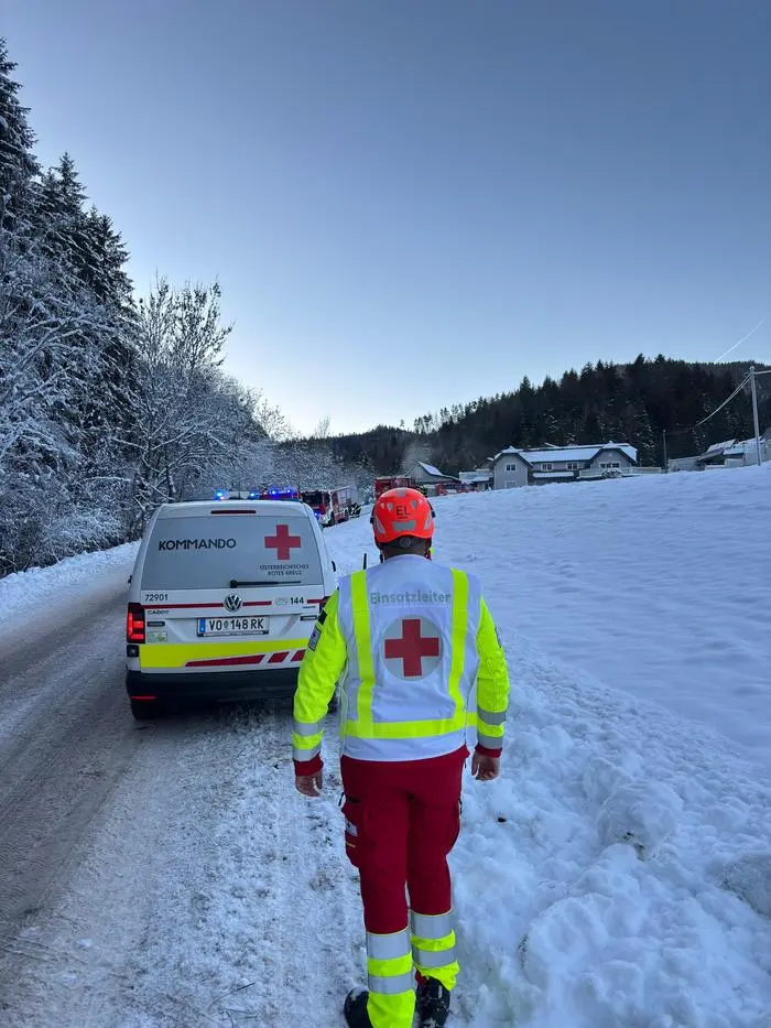 Die Rettungskräfte transportierten eine 57-jährige Person mit Verdacht auf Rauchgasvergiftung ins LKH Voitsberg