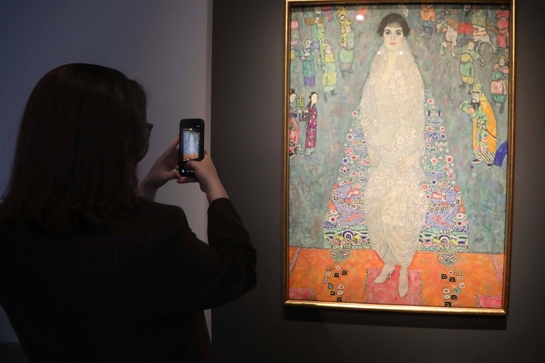 Auktion in New York : Rekord: Klimt-Gemälde für 236,4 Millionen Dollar versteigert